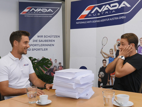 Mitarbeiter der NADA Austria und Matthias Stelzmüller sitzen am Besprechungstisch
