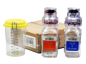 Bild zeigt ein Dopingkontroll-Kit mit Urinbecher und in Karton verpackter A- und B-Probe Kontrolle.jpg