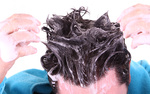 Bild zeigt Haare mit Haarwuchsmittel