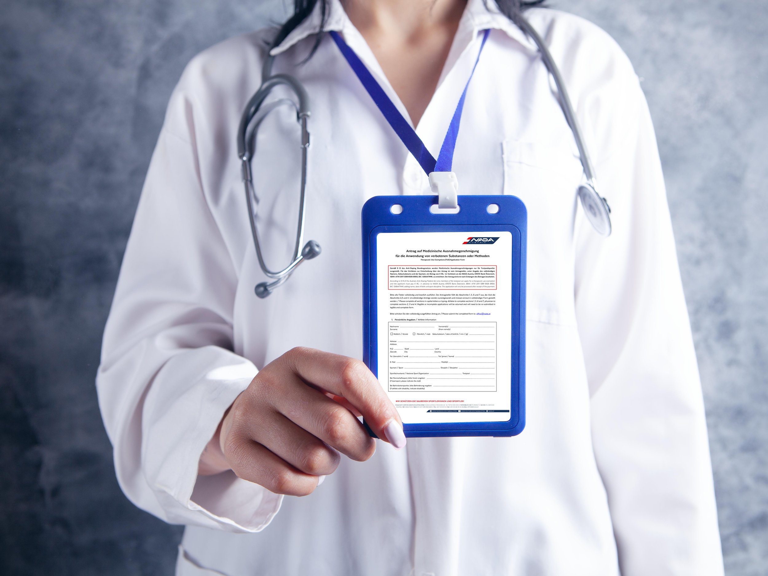 Bild zeigt Ärztin mit digitalen TUE Formular